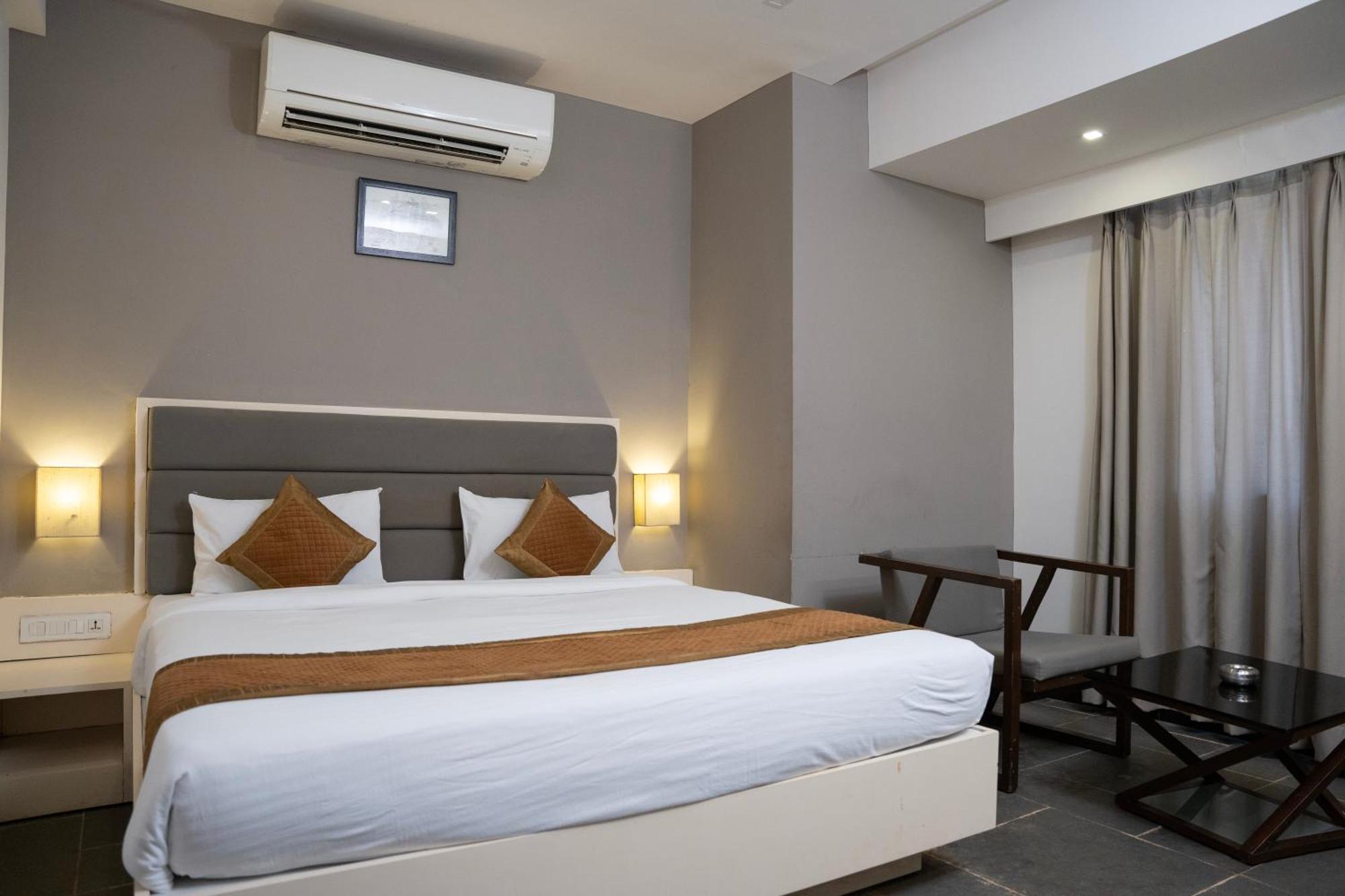 Hotel Dwarawata Dharwar Exterior foto