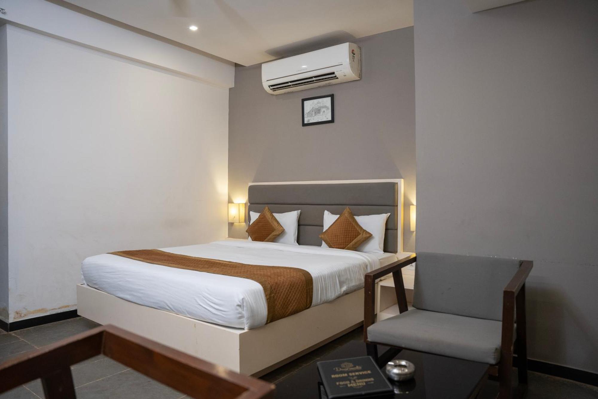 Hotel Dwarawata Dharwar Exterior foto